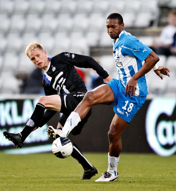 Kalilou Traoré. (th.). i en superligakamp mod Esbjerg i 2011,  Foto: Jens Dresling