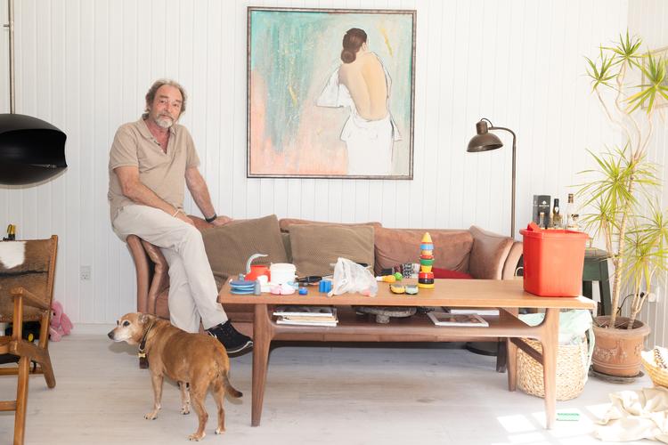 Sommerhuset i Hornbæk er det sted, Martin Miehe-Renard elsker at opholde sig allermest. Han og konen Karin Jadg bor der cirka syv måneder om året. Desuden minder sommerhuset ham om hans søn, der i sin tid var med til at renovere det. Foto: Vikki Søholm