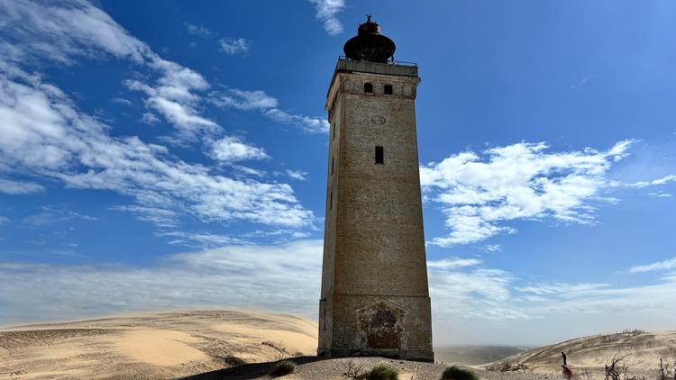 Rubjerg Knude Fyr ved Lønstrup lå mere end 200 meter fra stranden, da det blev bygget i 1899. 120 år senere var det på grund af kystens tilbagetrækning i fare for at dratte ned ad klinten og blev flyttet 70 meter ind. Foto: Mathias Kryger