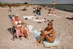 Mor og datter, Marianne og Mette Jellingholt har haft Ishøj Strand som hjemmebane i årtier. De ved, at solen egentlig er usund, men den giver også »velvære«, siger Mette, der også får meget fra sit sommerhus på Mallorca.    Foto: Jacob Ehrbahn