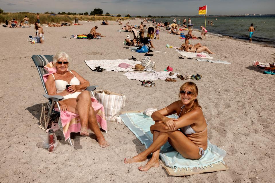 Mor og datter, Marianne og Mette Jellingholt har haft Ishøj Strand som hjemmebane i årtier. De ved, at solen egentlig er usund, men den giver også »velvære«, siger Mette, der også får meget fra sit sommerhus på Mallorca.    Foto: Jacob Ehrbahn
