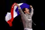De olympiske lege i Paris for to år siden blev et fikspunkt for mange franske atleter, og de blev bakket op af systemet. Det resulterede i 64 medaljer, herunder 16 af guld. En af guldmedaljerne blev vundet af fægteren Manon Apithy-Brunet. Foto: Albert Gea/Ritzau Scanpix