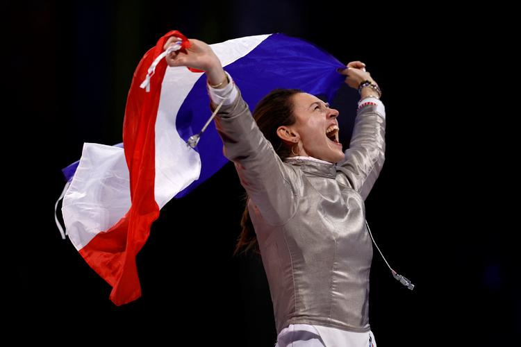 De olympiske lege i Paris for to år siden blev et fikspunkt for mange franske atleter, og de blev bakket op af systemet. Det resulterede i 64 medaljer, herunder 16 af guld. En af guldmedaljerne blev vundet af fægteren Manon Apithy-Brunet. Foto: Albert Gea/Ritzau Scanpix