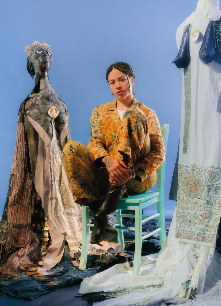 Tau Lewis’ skulpturer ligner væsener fra en myte, gamle guddomme. Nogle af dem kan være tre meter høje. Foto: Credit: © Tau Lewis. Image commissioned for 
frieze magazine. Photo: Tonje Thilesen