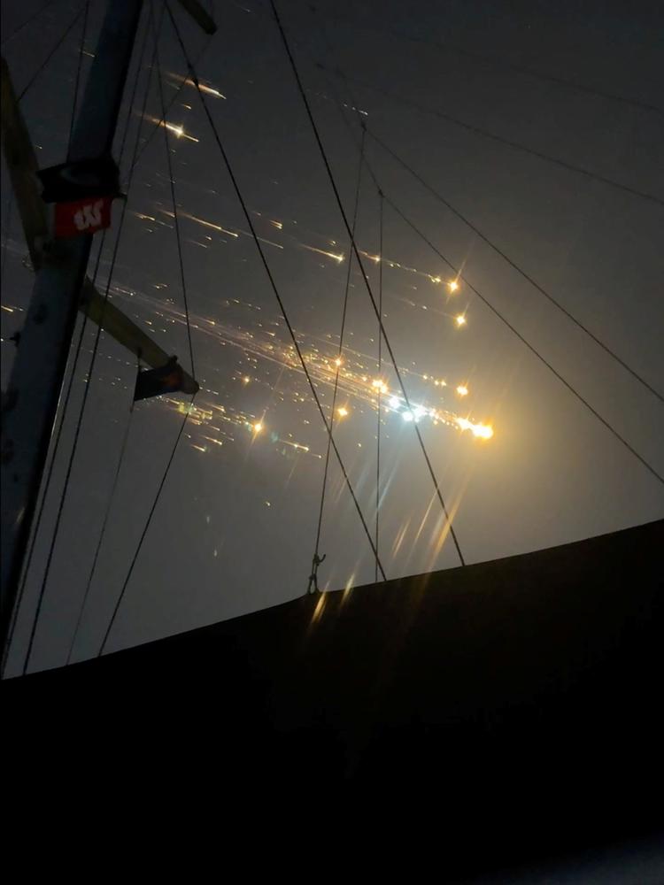 Vragdele strøg hen over himlen ved Hog Cay, Bahamas, 6. marts 2025, efter at et SpaceX Starship-rumfartøj eksploderede i rummet. Skærmbillede fra video. Foto: X @genedoctorb/Ritzau Scanpix