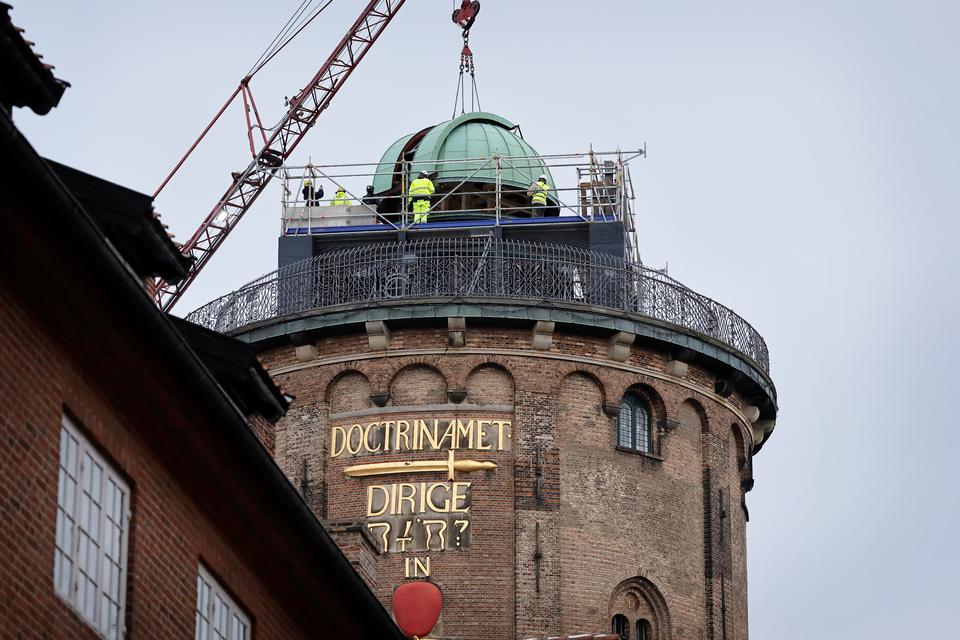 Kongen genindvier observatoriet på Rundetaarn under solformørkelse
