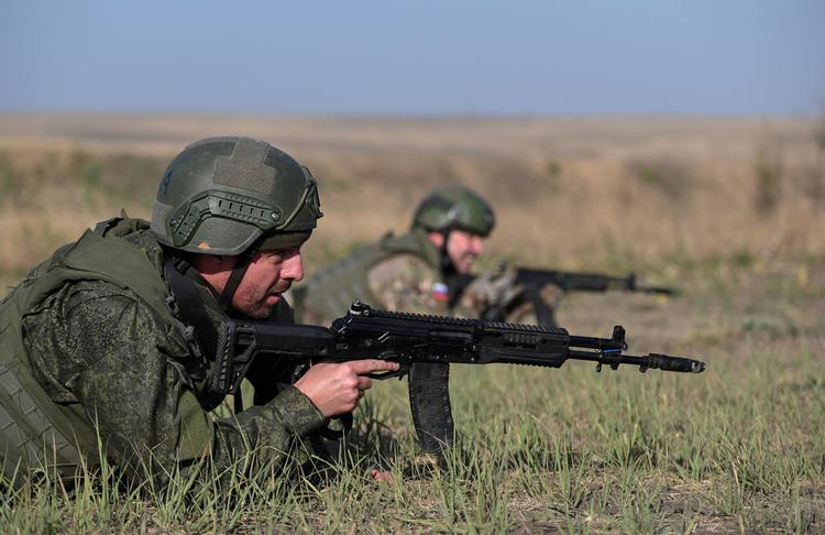 Nye russiske soldater øver sig inden udsendelse til krigen mod ukrainerne. Foto: Sergey Pivovarov/Ritzau Scanpix