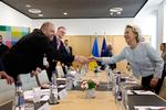 Rustem Umerov hilser som chefforhandler og chef for Ukraines forsvars- og sikkerhedsråd på EU-Kommissionens formand, Ursula von der Leyen, på et møde i Bruxelles i juni. Nu er han udpeget som ny chef for Ukraines udenrigsefterretningstjeneste. Foto: Geert Vanden Wijngaert/Ritzau Scanpix
