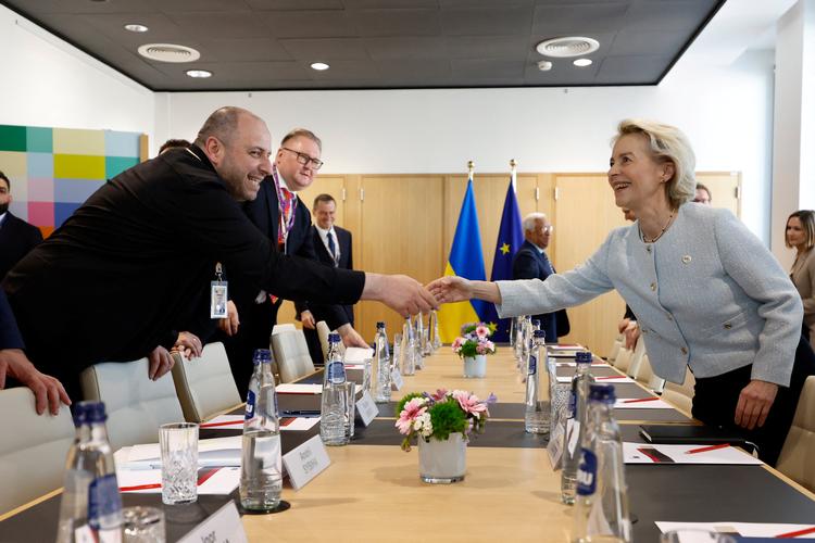 Rustem Umerov hilser som chefforhandler og chef for Ukraines forsvars- og sikkerhedsråd på EU-Kommissionens formand, Ursula von der Leyen, på et møde i Bruxelles i juni. Nu er han udpeget som ny chef for Ukraines udenrigsefterretningstjeneste. Foto: Geert Vanden Wijngaert/Ritzau Scanpix