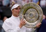 Marketa Vondrousova vandt i 2023 som den første useedede kvinde Wimbledon, men hun kommer ikke med i den traditionsrige turnering foreløbig, medmindre den Internationale Sportsdomstol omstøder dommen på fire års karantæne.  Arkivfoto:  Andrew Couldridge