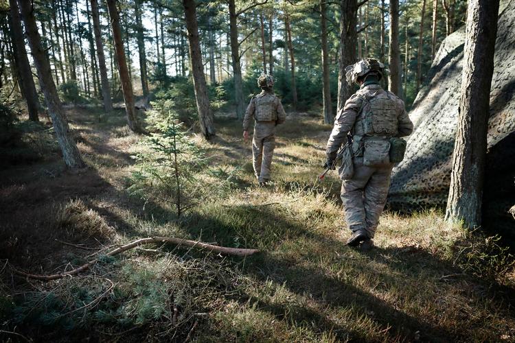 ARIKVFOTO - Hærens 1. Brigade på øvelse i Oksbøl. Den består af hærens faste personel fra flere regimenter. Her soldater fra Jydske Dragonregiment med deres kampvogn - Leopard 2A7.De er bevæbnet med hæres Gevær M/10. Militærøvelse, forsvar. Foto: Jens Dresling/Ritzau Scanpix