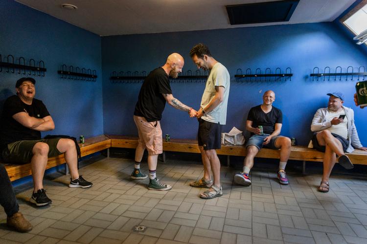 I et omklædningsrum i Humlebæk Boldklub inviterede fotograf Nikolaj Linares sine venner til en ’nossebajer’. Her kunne få lov til at føle på en kræftknude, så de selv ville kunne mærke efter på sig selv.  Foto: Olafur Steinar Gestsson/Olafur Steinar Gestsson
