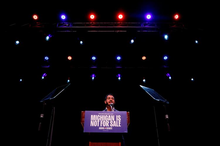 Abdul el-Sayed talte til sine tilhængere i Michigans største by, Detroit, mens stemmerne stadig blev talt op.  Foto: Jeff Kowalsky/Ritzau Scanpix