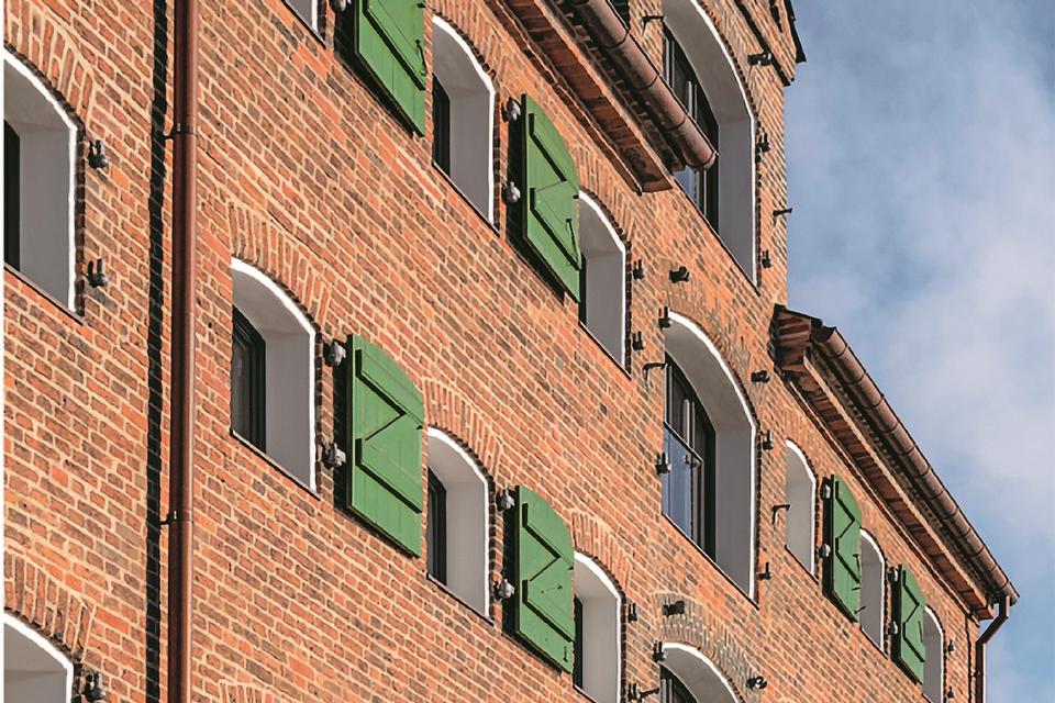 Bygningsfarver skal være neddæmpede, ellers virker de alt for kraftige, skriver Bente Lange, der fuldstændig forvandlede Nyhavn 71 ved at male skodderne grønne.  Foto: Bente Lange