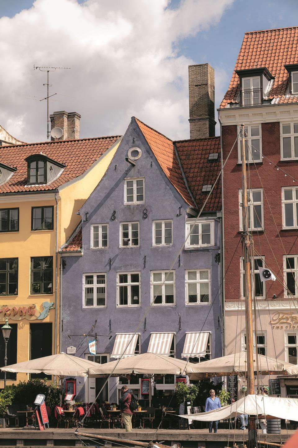 Det ekstra kvist på dette hus i Nyhavn 9. Huset kan klare det, uden at det går ud over helheden. Finurlige detaljer gør husene og beboerne levende, skriver Bente Lange. Foto: Bente Lange