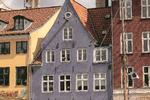 Det ekstra kvist på dette hus i Nyhavn 9. Huset kan klare det, uden at det går ud over helheden. Finurlige detaljer gør husene og beboerne levende, skriver Bente Lange. Foto: Bente Lange
