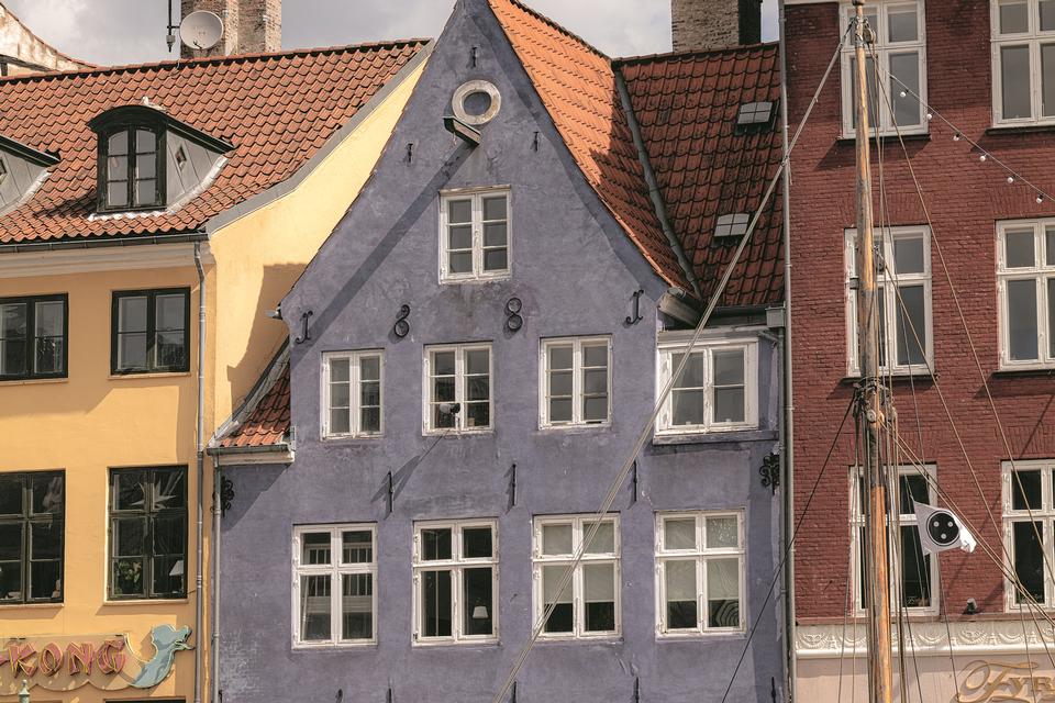 Det ekstra kvist på dette hus i Nyhavn 9. Huset kan klare det, uden at det går ud over helheden. Finurlige detaljer gør husene og beboerne levende, skriver Bente Lange. Foto: Bente Lange