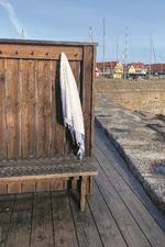 Det er ikke kun kulturinstitutter og herregårde, der har mærket Bente Langes opmærksomhed. også denne nybyggede læskærm på Svaneke Havn er tilpasset omgivelserne, så det føles som om den altid har hørt til. Foto: Bente Lange