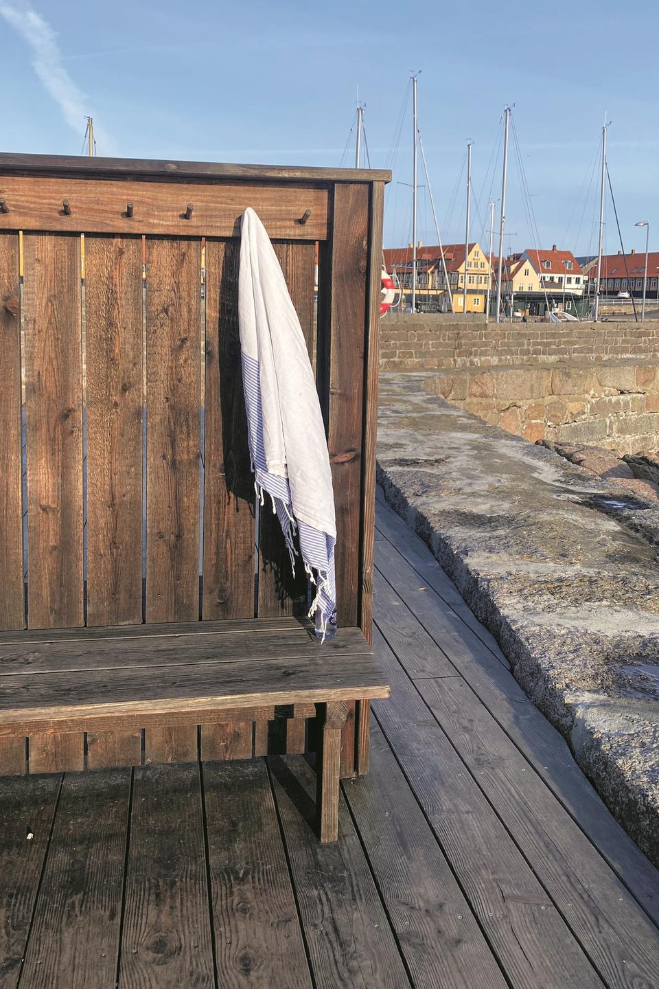 Det er ikke kun kulturinstitutter og herregårde, der har mærket Bente Langes opmærksomhed. også denne nybyggede læskærm på Svaneke Havn er tilpasset omgivelserne, så det føles som om den altid har hørt til. Foto: Bente Lange