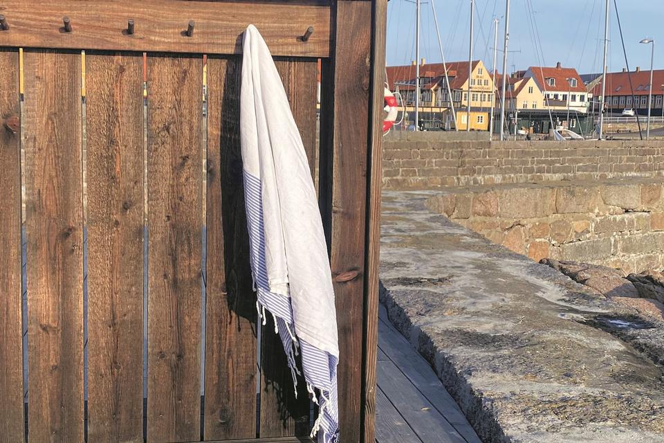 Det er ikke kun kulturinstitutter og herregårde, der har mærket Bente Langes opmærksomhed. også denne nybyggede læskærm på Svaneke Havn er tilpasset omgivelserne, så det føles som om den altid har hørt til. Foto: Bente Lange
