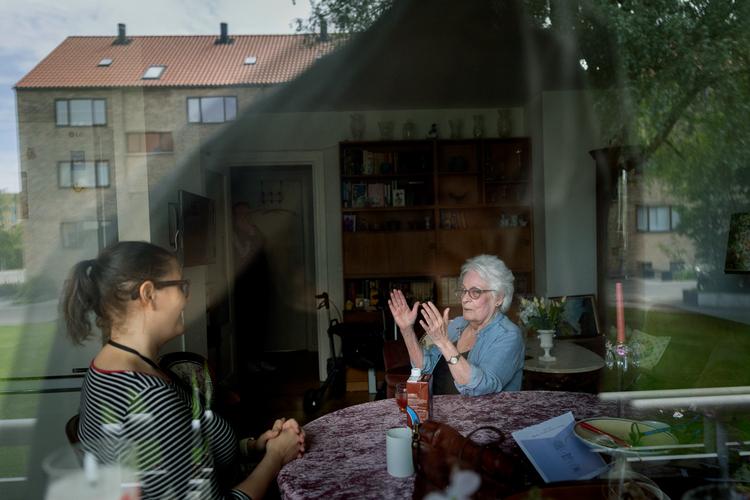  Monique Salomons (t.v.) er social vicevært i boligbebyggelsen Lundevænget og dermed ekspert i naboskabet, både det gode, det dårlige og alt det derimellem.  Her er hun på besøg hos  84-årige Tut Tromborg Nielsen. Foto: Mads Nissen