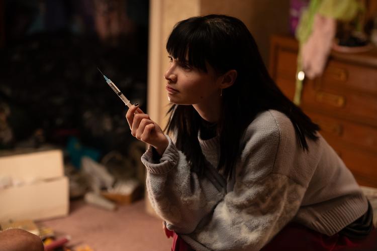 Den nordirske skuespiller Lola Petticrew er eminent omskiftelig, sårbar og urovækkende i rollen som trafficking-offeret og seriemorderen Catherine. 