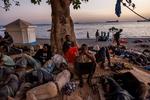 Også på stranden neden for modtagecentret har flere hundrede mænd samlet sig i en interimistisk lejr. De vågner langsomt, da solen står op over Gibraltarstrædet.   Foto: Jacob Ehrbahn