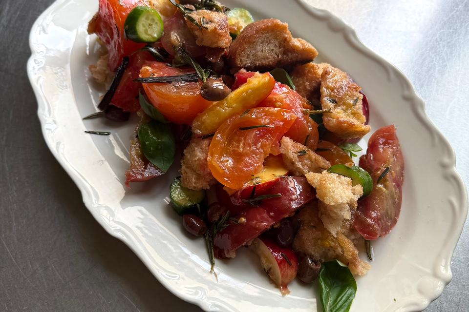 En toscansk sommersalat kommer i mange udgaver. Her er tomaten stjernen. Foto: Alexandra Bækgaard