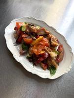 En toscansk sommersalat kommer i mange udgaver. Her er tomaten stjernen. Foto: Alexandra Bækgaard