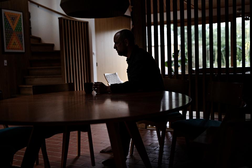 Knud Brix har ikke skrevet sin roman for at hævne sig, siger han. Han føler, at han bedst kan beskytte sin familie ved at lægge sin historie frem i lyset.   Foto: Martin Lehmann