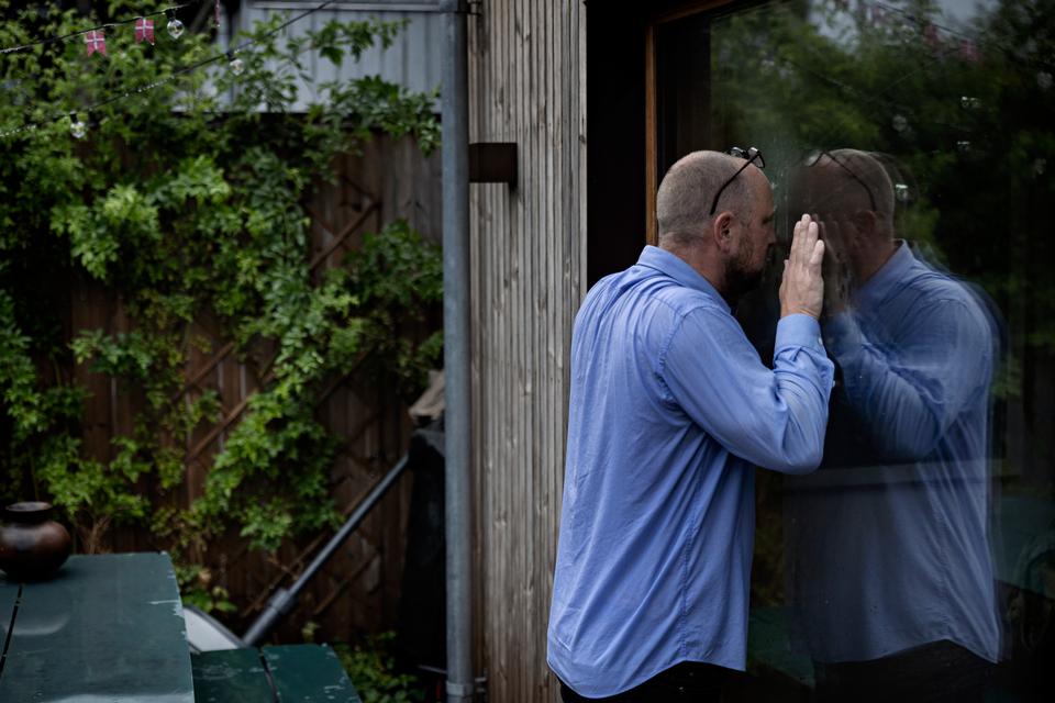 På fem års afstand kan en uventet lyd i huset stadig få Knud Brix og hans kone til at fare sammen.  Foto: Martin Lehmann