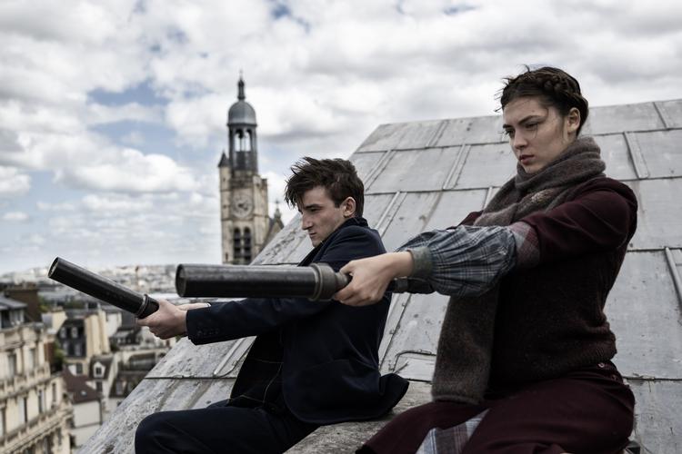 Filmen følger også den spirende franske modstandsbevægelse, som får et vigtigt og stærkt tiltrængt symbol i de Gaulles indædte bulletiner fra London.  