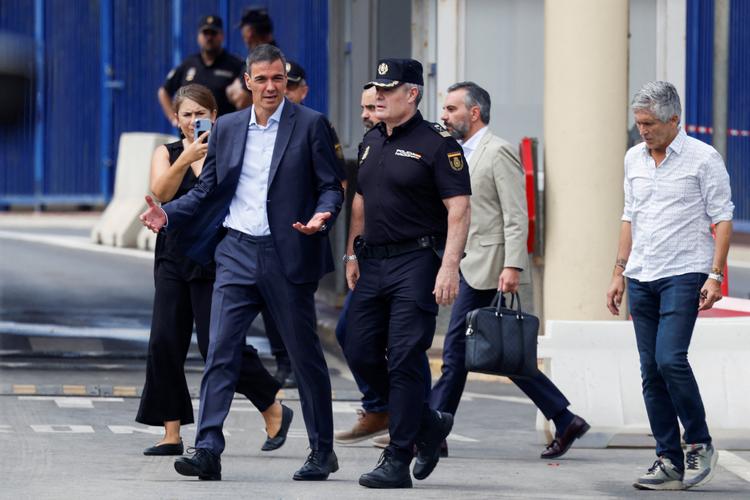 Spaniens premierminister Pedro Sanchez besøgte Ceuta umiddelbart efter migrantkrisen og inspicerer her grænseområdet til Marokko.   Foto: Jon Nazca/Ritzau Scanpix