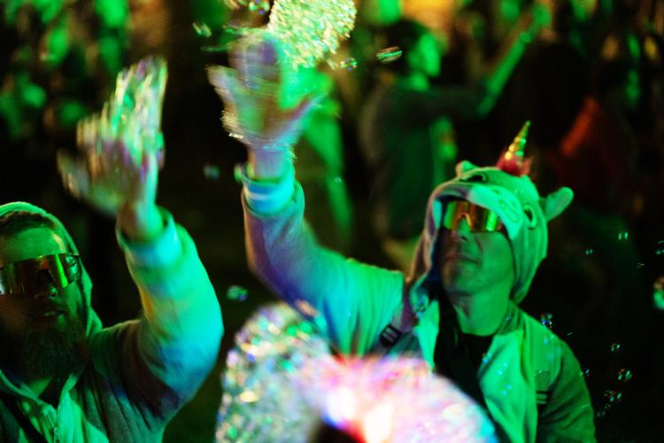 De er ikke 20 længere. Men de fester, som var de 20. Under strobelys og med masser af basarm. Den primære forskel er, at de har flere penge at fyre af, lyder det fra gæster på Smukfest.  Foto: Thomas Borberg