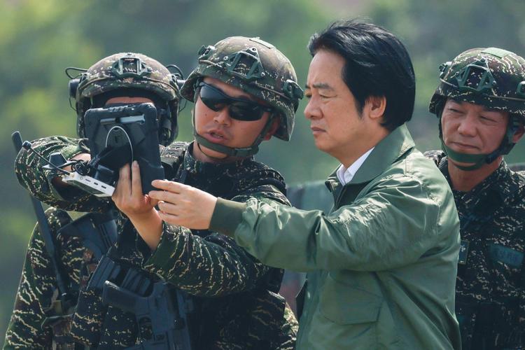 Taiwans præsident, Lai Ching-te, får demonstreret en drone under en militærøvelse lørdag. Foto: Ann Wang/Ritzau Scanpix