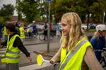 Sia Aagaard Martinsen fra 7. klasse på Lynghøjskolen i Svogerslev står skolepatrulje ved skolen. Det skal gøre det mere sikkert for børn at cykle og gå alene i skole.   Foto: Per Munch