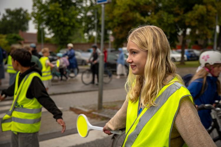 Sia Aagaard Martinsen fra 7. klasse på Lynghøjskolen i Svogerslev står skolepatrulje ved skolen. Det skal gøre det mere sikkert for børn at cykle og gå alene i skole.   Foto: Per Munch