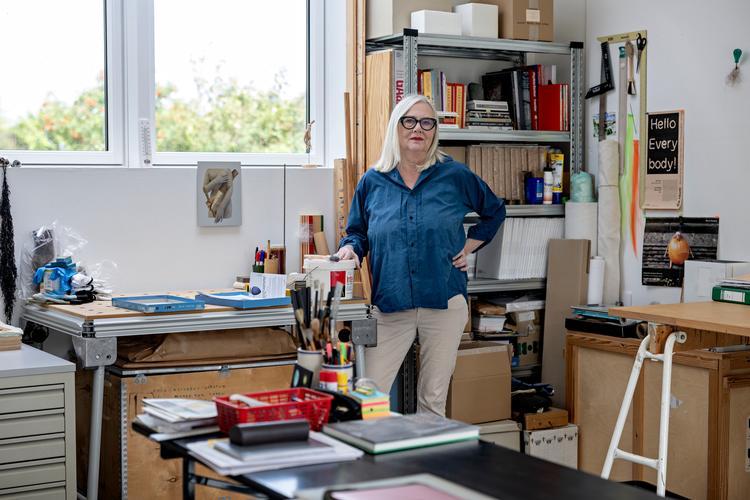 Et jobopslag i en avis førte billedkunstner Jytte Høy til Aarhus, hvor hun blev den første rektor på Det Jyske Kunstakademi i 1997. Det var en deltidsstilling, som tvang hende til at finde en ny måde at arbejde på som kunstner. Foto: Martin Lehmann