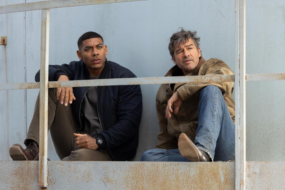 Aaron Pierre (t.v.) som John Stewart og Kyle Chandler som Hal Jordan.   Foto: HBO Max 