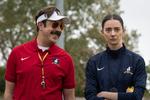 Jason Sudeikis som cheftræner Ted Lasso og Tanya Reynolds som assistenten Alice Chilton.  Foto: Apple TV 