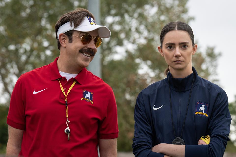 Jason Sudeikis som cheftræner Ted Lasso og Tanya Reynolds som assistenten Alice Chilton.  Foto: Apple TV 