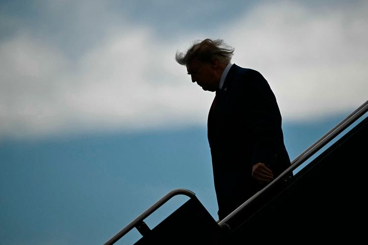 USA's præsident Trump vil finde kilderne til oplysninger om, at amerikanske våbenlagre er på et kritisk niveau. Foto: Kent Nishimura/Ritzau Scanpix