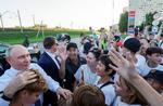 Putins kortege standsede for at hilse på borgere i Novosibirsk. Men det hele var tilsyneladende et forud arrangeret pr-nummer. Foto: Gavriil Grigorov/Ritzau Scanpix