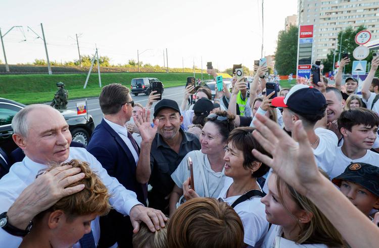 Putins kortege standsede for at hilse på borgere i Novosibirsk. Men det hele var tilsyneladende et forud arrangeret pr-nummer. Foto: Gavriil Grigorov/Ritzau Scanpix