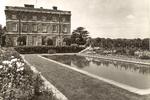 Trent Park var et landskab, skabt til underholdning og afslapning. Her var et stort parkanlæg med swimmingpool, store saloner og plads til både mange gæster og tjenende ånder. 