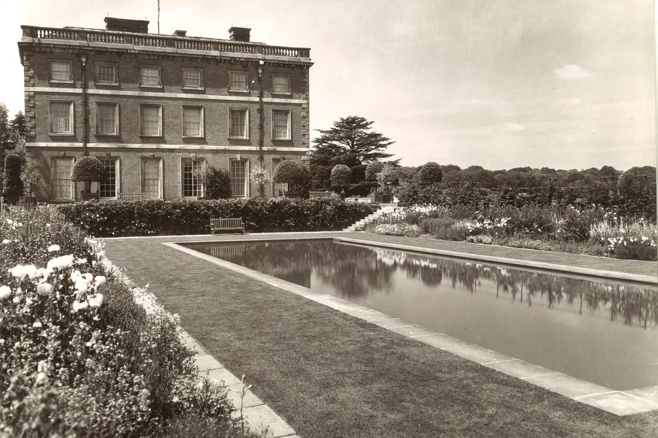 Trent Park var et landskab, skabt til underholdning og afslapning. Her var et stort parkanlæg med swimmingpool, store saloner og plads til både mange gæster og tjenende ånder. 