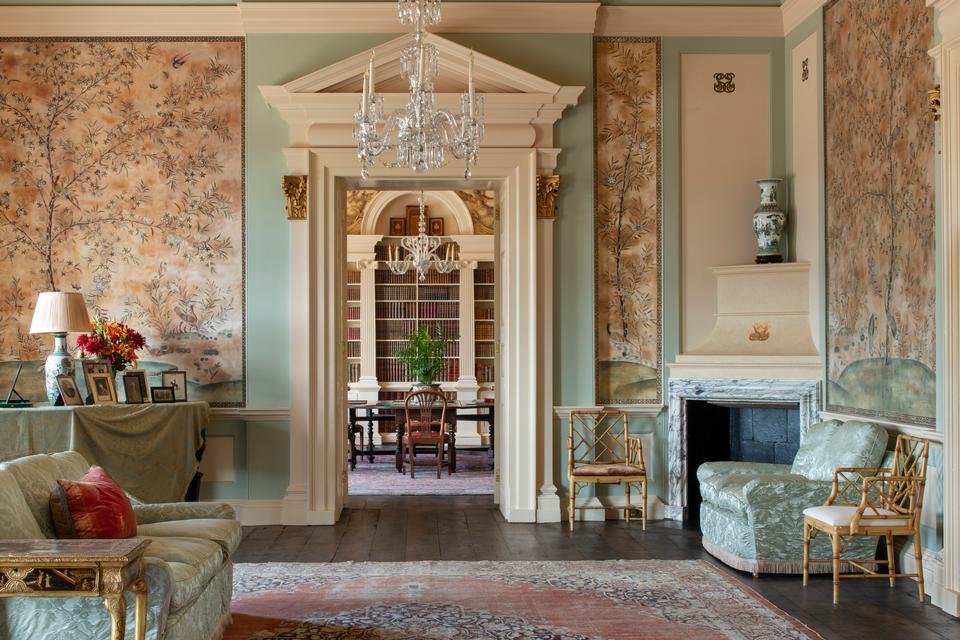 Trent Park er netop åbnet som museum og salonerne i stuetagen er indrettet som i 1930erne. Da huset blev brugt til fanger, var det møbleret med mere simple møbler. Men rummene var stadig store, elegante og overvældende.  Foto: James O.Davies