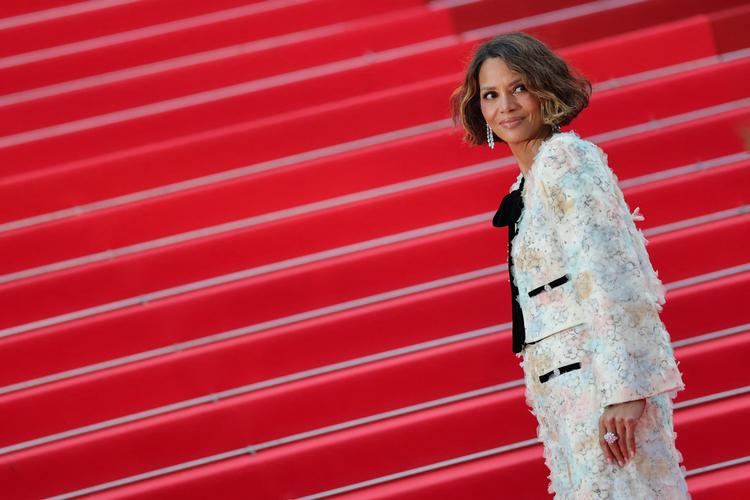 Halle Berry var jurymedlem ved den 78. filmfestival i Cannes sidste år. Efter festivalen skrev hun på Instagram: »Jeg har haft mit livs oplevelse. Tak til Festival de Cannes, fordi jeg måtte være med. Det var en kæmpe ære at være en del af det (...) Denne oplevelse har ændret mit syn på film og verden«. Foto: Stephane Mahe/Ritzau Scanpix