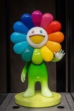 'Hello Flowerian' hedder den lille figur, der står i en montre i gaden. Den er skabt af den japanske popkunstner Takashi Murakami.  Foto: Miriam Dalsgaard