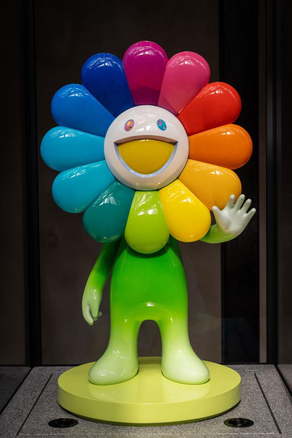 'Hello Flowerian' hedder den lille figur, der står i en montre i gaden. Den er skabt af den japanske popkunstner Takashi Murakami.  Foto: Miriam Dalsgaard